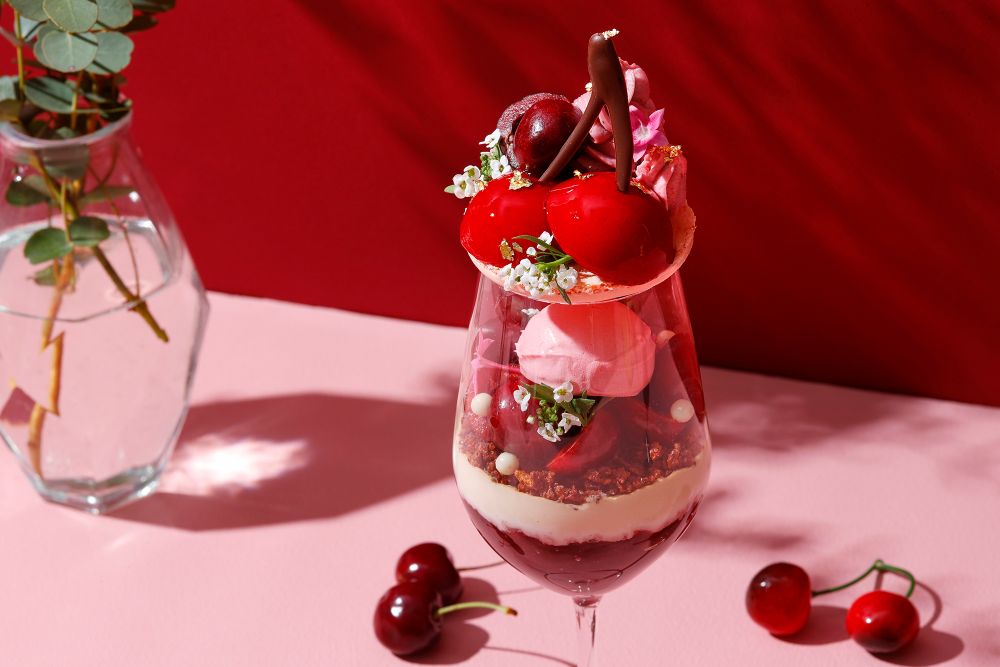 「チェリールージュパフェ」単品・税込み4,400円、ドリンク付き・税込み5,280円(いずれも別途サービス料)