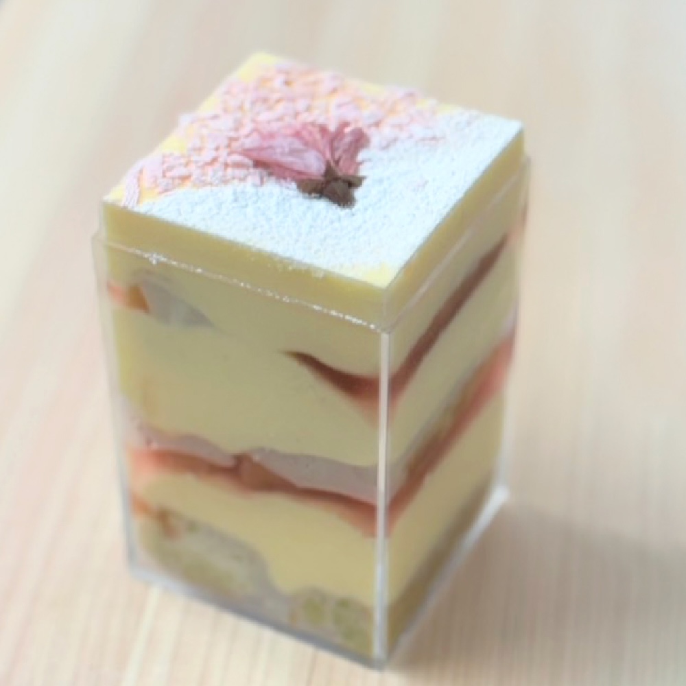 「パスティッチェリア スプンティーノ」の「桜ティラミス」税込み800円