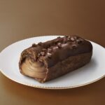 「プレミアムショコラエクレア」税込み302円（沖縄県のみ税込み378円）