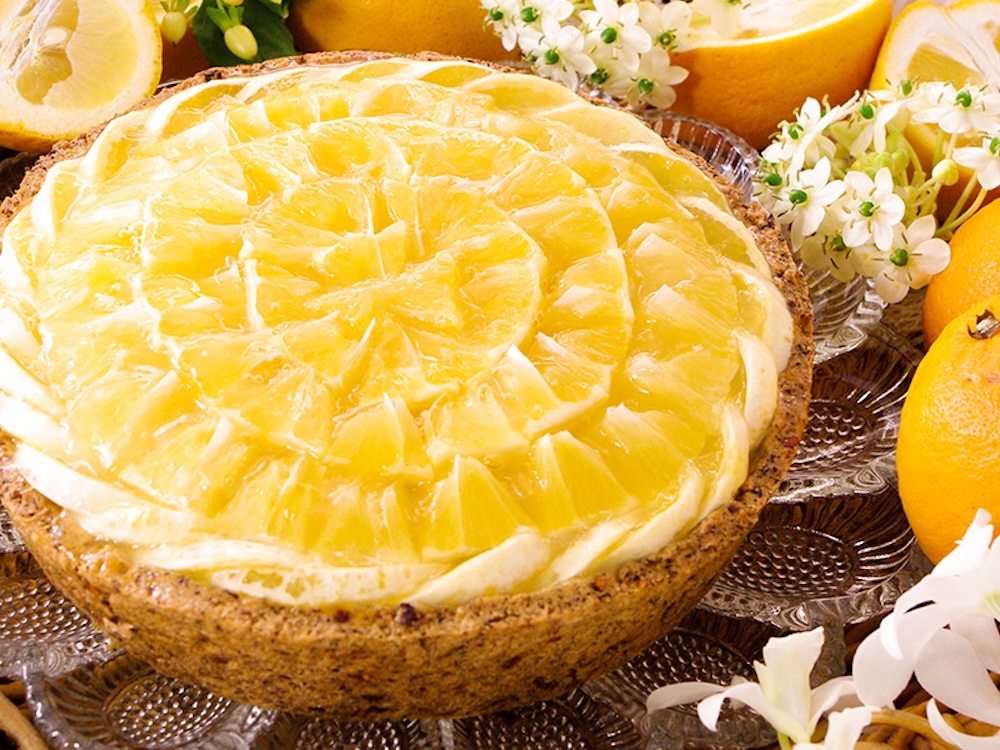 静岡店で販売される「静岡県産 ニューサマーオレンジと丸子紅茶（紅富貴）のタルト」ピース・税込み993円、ホール・税込み7,948円