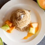 「完熟メロンと和栗の錦糸モンブラン」イートイン・税込み2,420円、テイクアウト・税込み2,376円