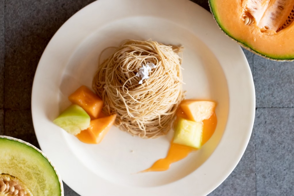 「完熟メロンと和栗の錦糸モンブラン」イートイン・税込み2,420円、テイクアウト・税込み2,376円