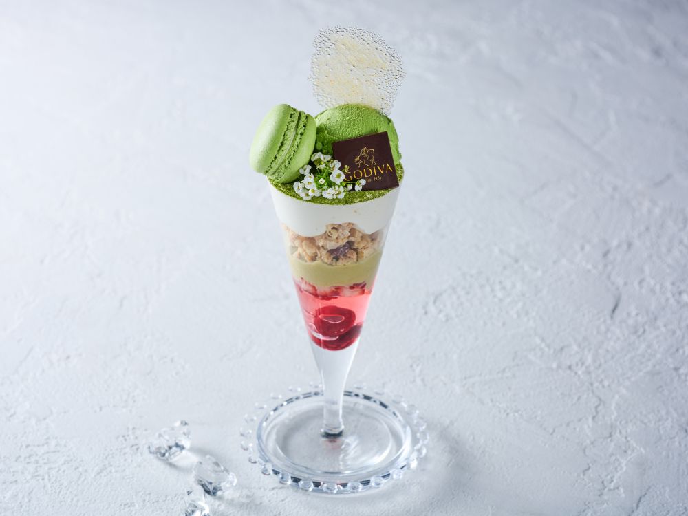 「ゴディバカフェ大宮」にて販売されるイートイン限定「抹茶とピスタチオのホワイトショコラパフェ」税込み2,200円（エキュート大宮）