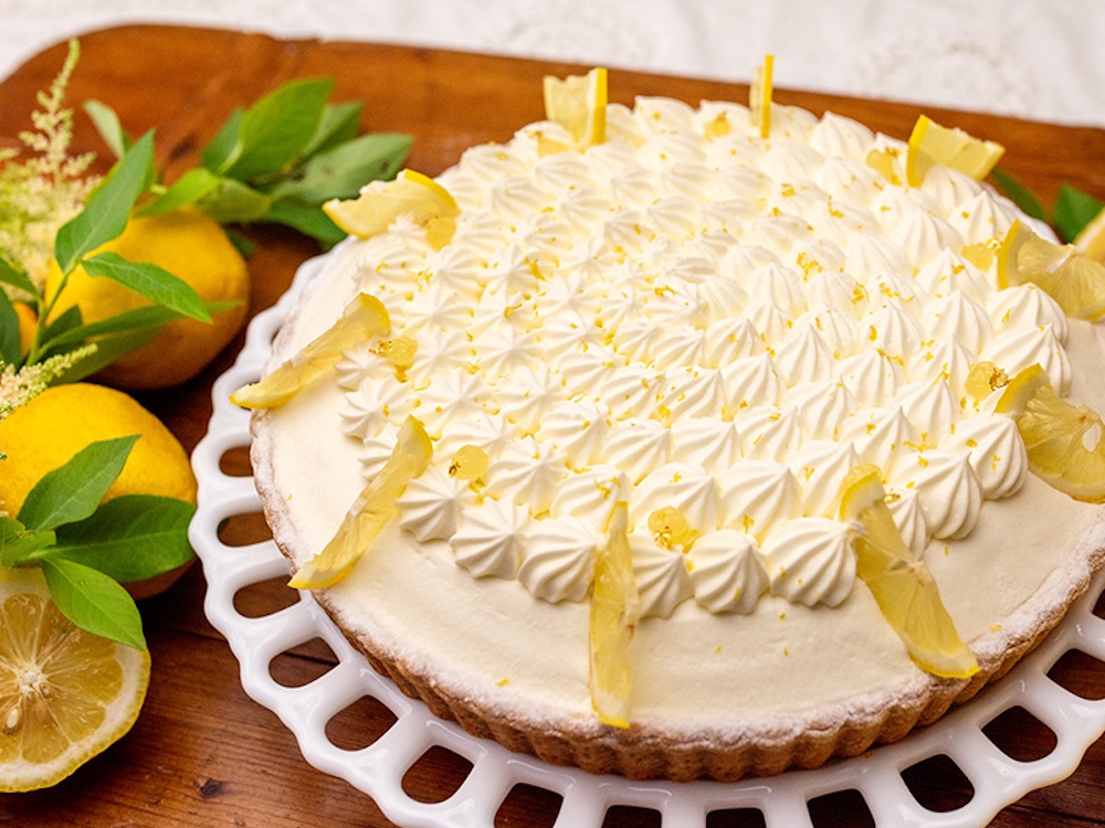 青山店で4月15日～5月17日に販売される「レモンのショートケーキタルト」ピース・税込み993円、ホール・税込み9,936円