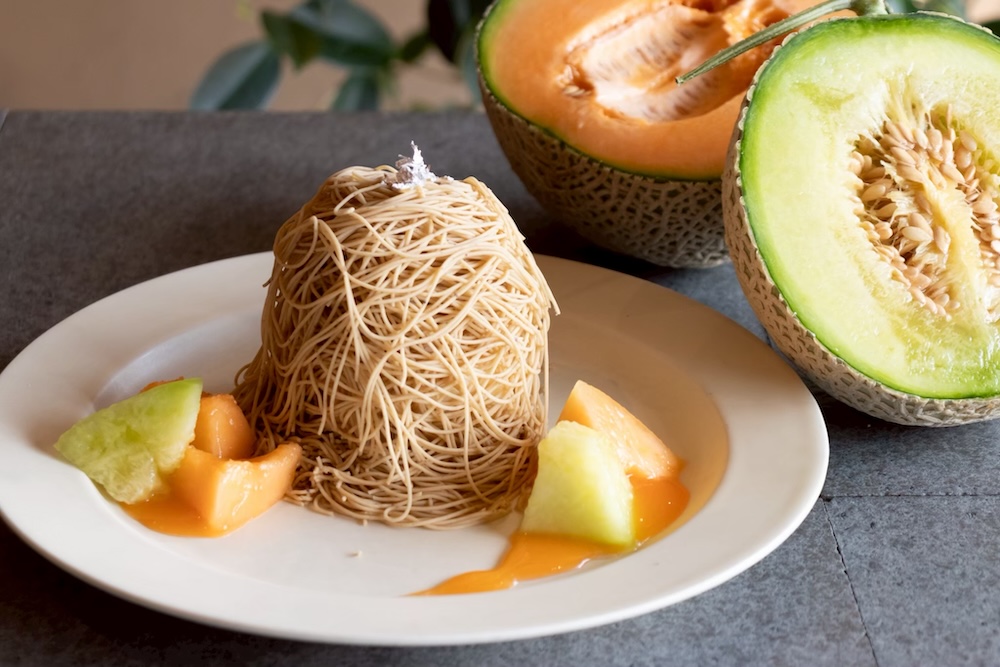 「完熟メロンと和栗の錦糸モンブラン」イートイン・税込み2,420円、テイクアウト・税込み2,376円