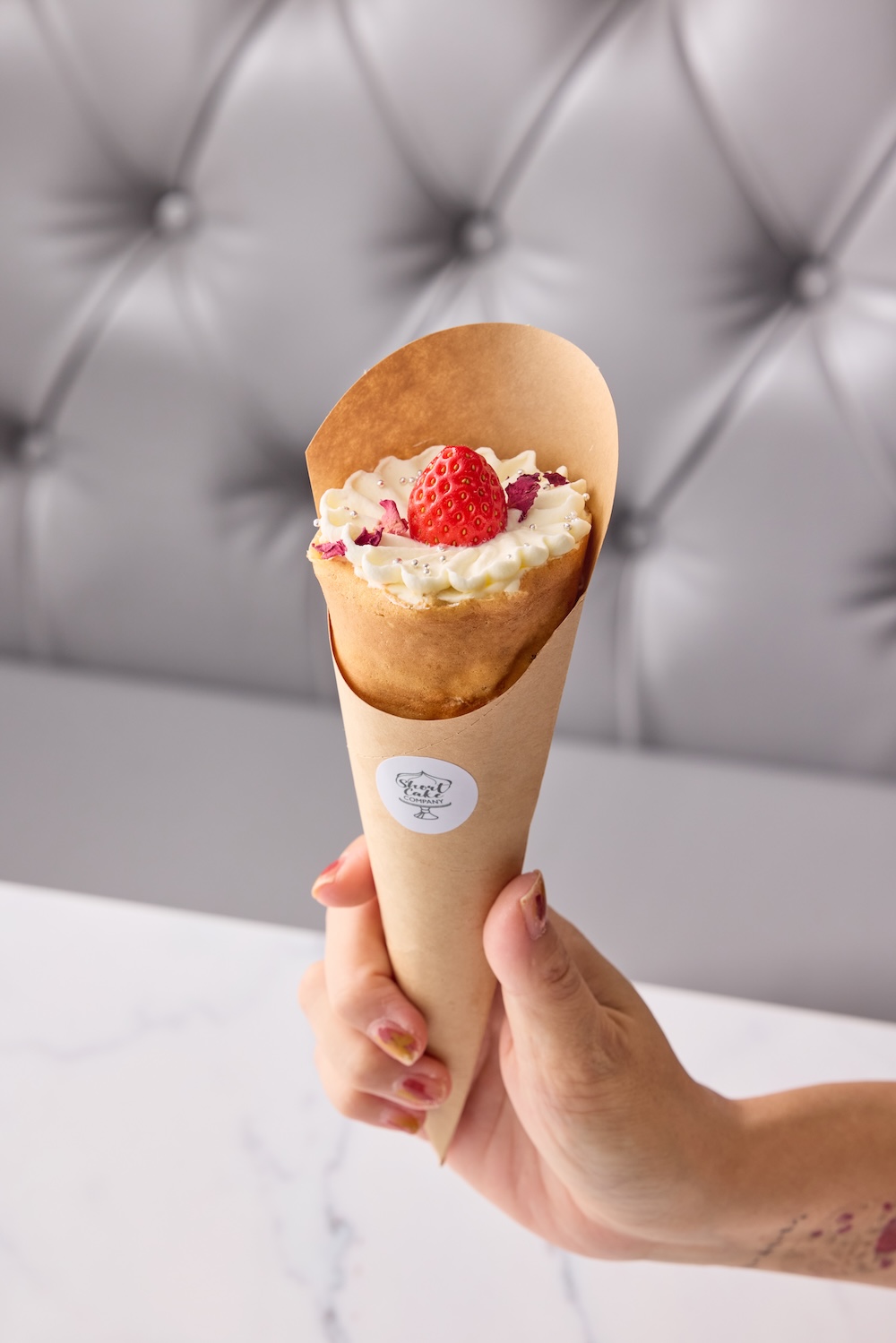 シグネチャー「薔薇と苺のジャージー生クレープ」1,100円