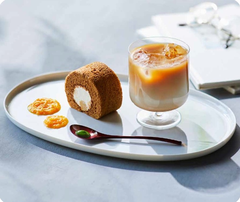 「ドゥラメール（DE LA MER）焼き菓子店」×「一保堂茶舗」の「ほうじ茶と和栗のロールケーキ、蜜柑とカルダモンのソース添え」と「ほうじ茶スパイスミルクティー」のセット。2,200円。各日40セット限定。