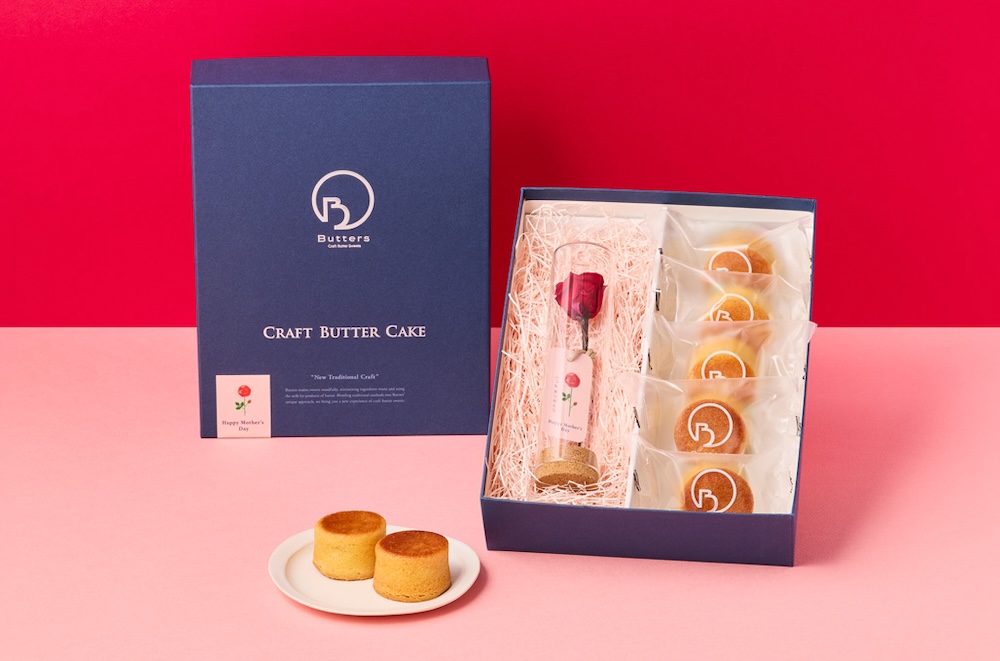「クラフトバターケーキ 5個入り＆バラのプリザーブドフラワーBOX」イメージ