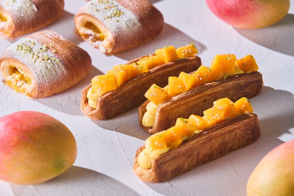 手前から「マンゴーデニッシュ（ライムディプロマットクリーム入り）」税込み1,350円（サービス料含む）、「マンゴー チョコレートパン・スイス」税込み850円（サービス料含む）