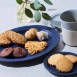 5月1日のみ販売される「ドゥラメール（DE LA MER）焼き菓子店」の「塩糀のショートブレッド」4個入り・391円、「レモンとココナッツのスパイスカレーサブレ」6枚入り・421円など