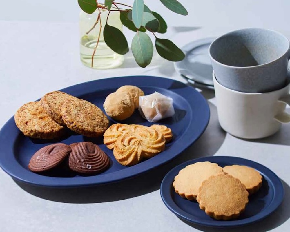 5月1日のみ販売される「ドゥラメール（DE LA MER）焼き菓子店」の「塩糀のショートブレッド」4個入り・391円、「レモンとココナッツのスパイスカレーサブレ」6枚入り・421円など