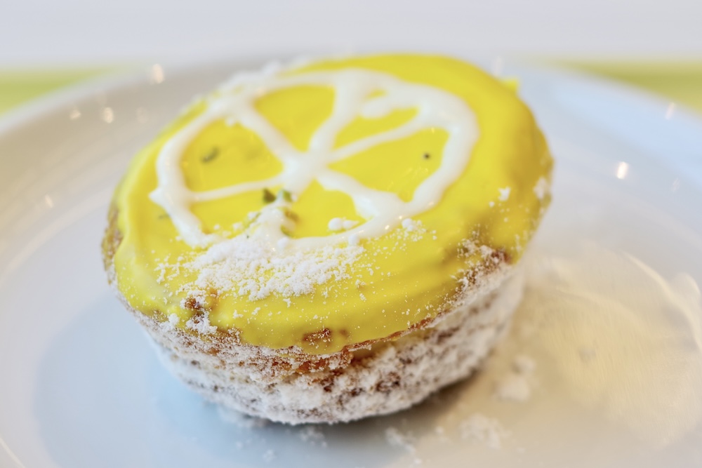 「レモンレアチーズクロワッサンサンド」税込み385円