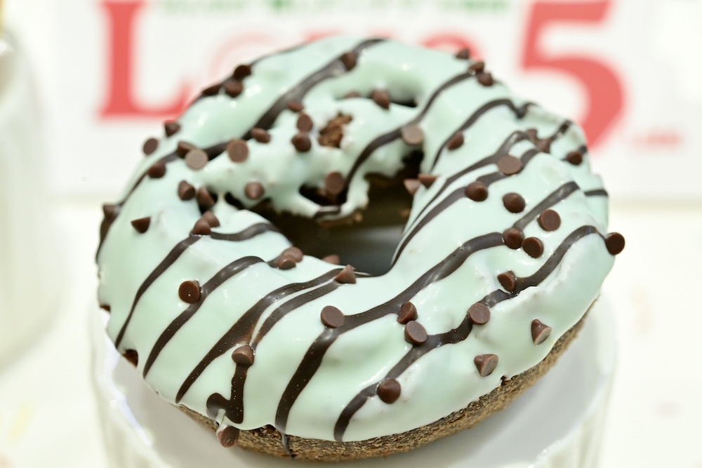 「ミント チョコ ケーキ」テイクアウト・税込み378円、イートイン・税込み385円