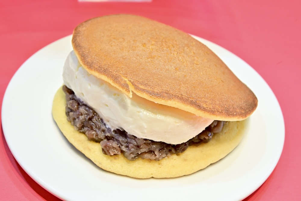 6月23日夕方頃より発売される「盛りすぎ！どらもっち　あんこ＆ホイップ」税込み214円