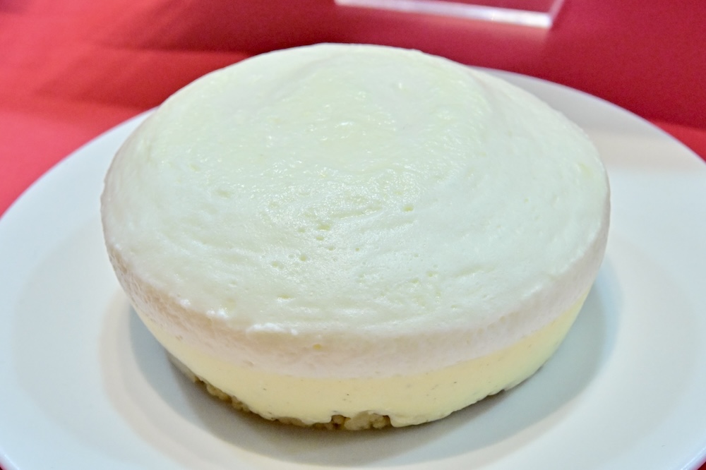 6月15日夕方頃より発売される「盛りすぎ！ふわ濃チーズケーキ」税込み329円