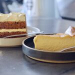 左から「キャロットケーキ」イートイン・税込み740円、「バスクチーズケーキ」イートイン・税込み630円