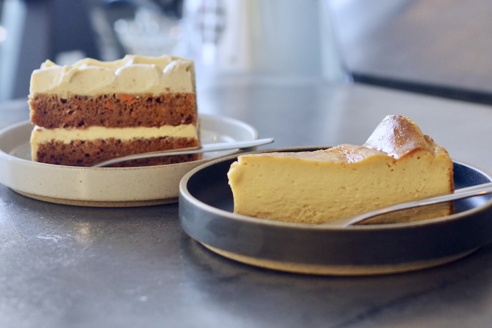 左から「キャロットケーキ」イートイン・税込み740円、「バスクチーズケーキ」イートイン・税込み630円