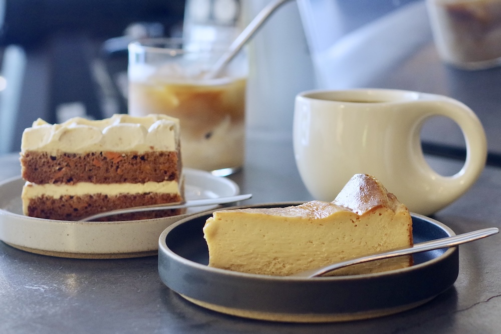 左から「キャロットケーキ」イートイン・税込み740円、「バスクチーズケーキ」イートイン・税込み630円