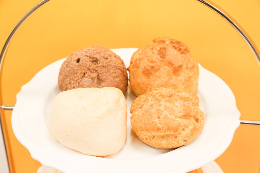 左手前から時計回りに、「もちむにシュー（ミルククリーム）」税込み213円、「ザクほろシュー（チョコクリーム）」税込み238円、「クリームたっぷり！ダブルシュー」税込み198円、「バニラたっぷり！濃厚カスタードシュー」税込み180円