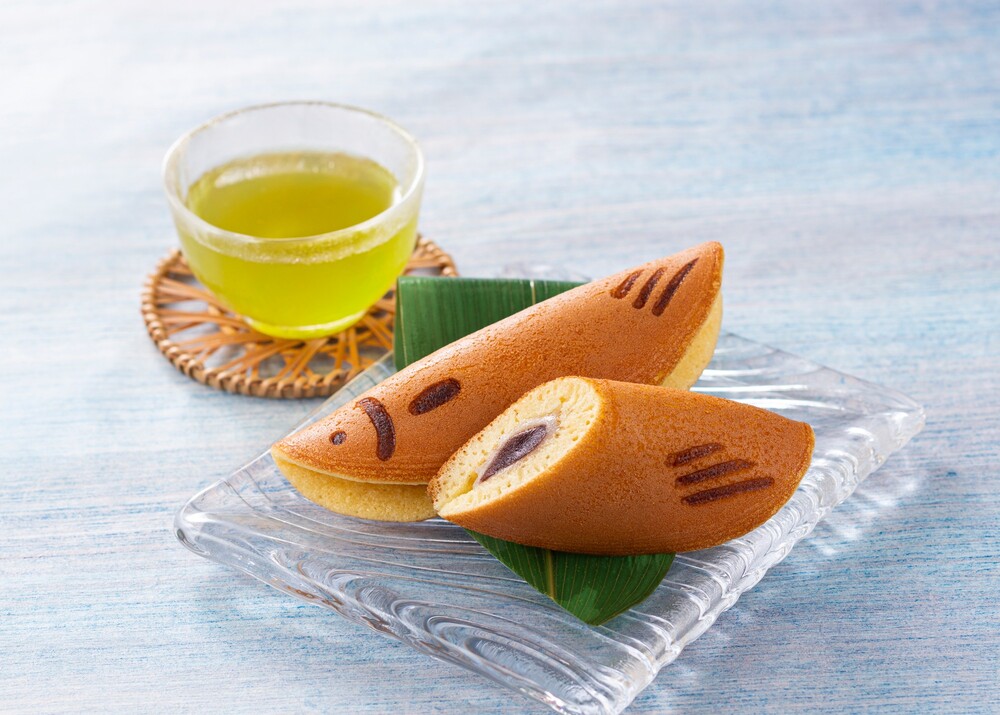 清流をいきいきと泳ぐ若あゆの姿をかたどった季節の和菓子『若あゆ(餡入り求肥)』