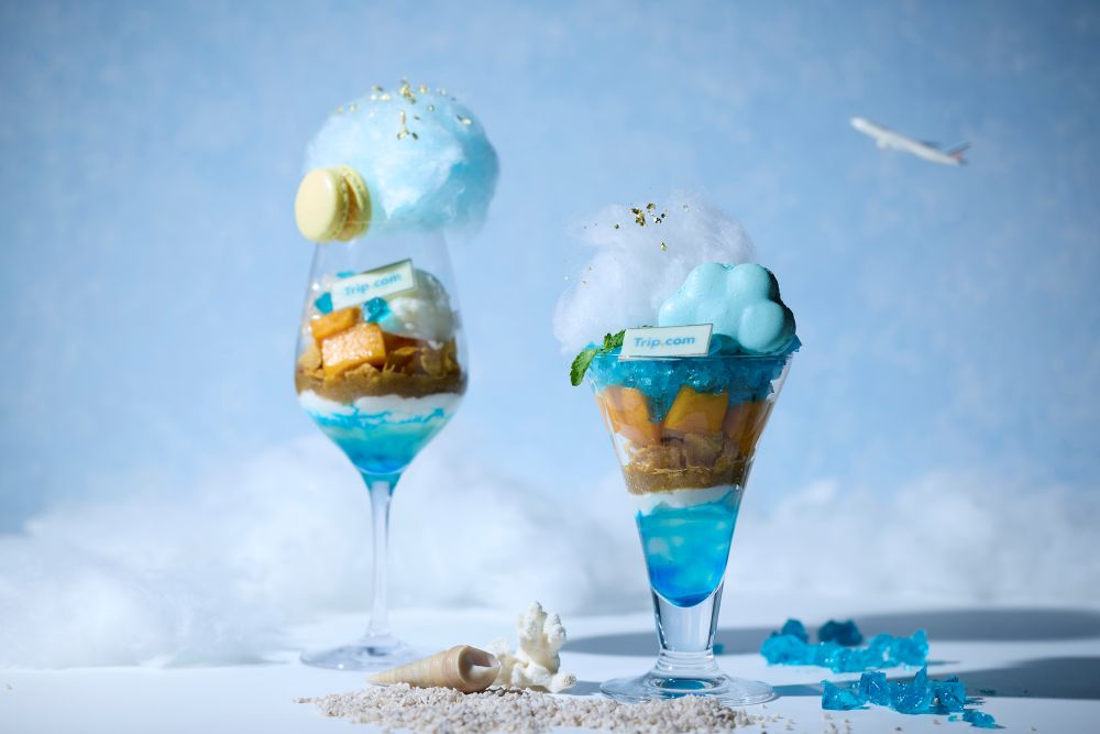 左から「Midnight Trip Parfait」税込み2,783円、「Daylight Trip Parfait」税込み2,530円（いずれもサービス料含む）