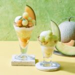 左から「ダブルメロンの贅沢パフェ」税込み2,200円、「メロンとエルダーフラワーゼリーのパフェ」税込み1,600円