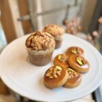 左から「アンリブレ」の「チョコバナナマフィン」1個・税込み486円、「キャラメルナッツクッキー」1個・税込み270円