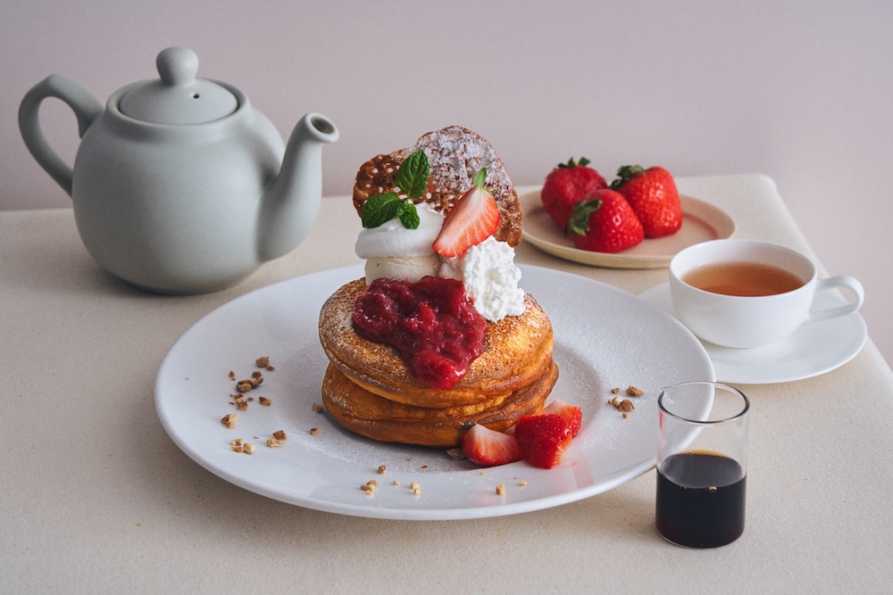 「いちごとルバーブ、ヨーグルトムースのパンケーキ アールグレイソース」イメージ