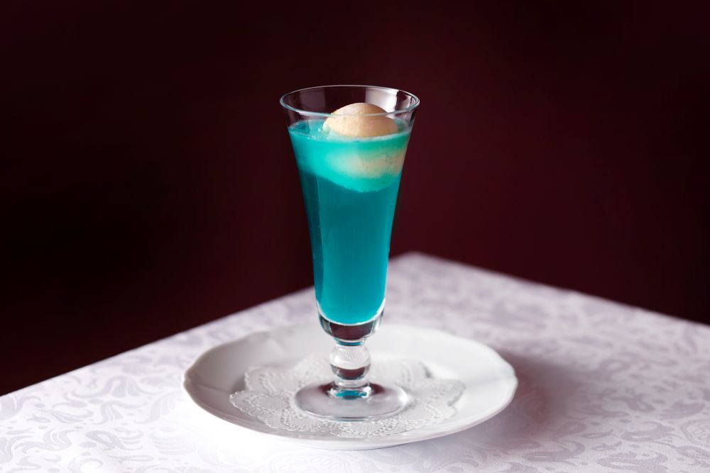 銀座本店サロン・ド・カフェにて販売される「新橋色のアイスクリームソーダ」税込み1,300円