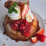 「いちごとルバーブ、ヨーグルトムースのパンケーキ アールグレイソース」イメージ