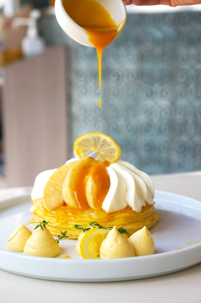 「桃とレモンのさっぱりヨーグルトクリームパンケーキ」イメージ