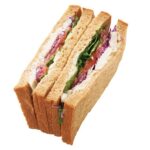 5月2日より販売される「レモンタルタルチキンの彩り野菜サンド」税込み386円