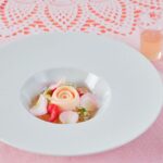 オプションメニューで販売される「赤桃とライチ、バラ香るセミフレッド」イメージ