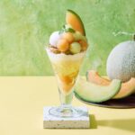 5月28日〜6月24日に販売される「ダブルメロンの贅沢パフェ」紅茶付き・税込み2,200円