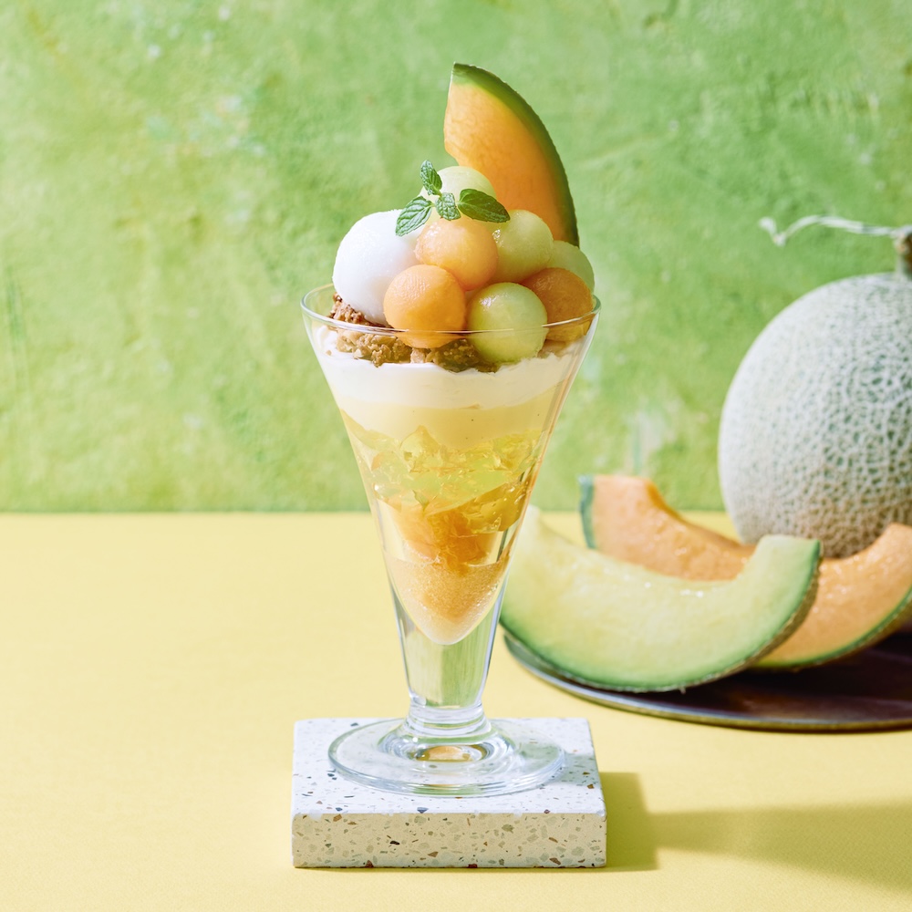 5月28日〜6月24日に販売される「ダブルメロンの贅沢パフェ」紅茶付き・税込み2,200円