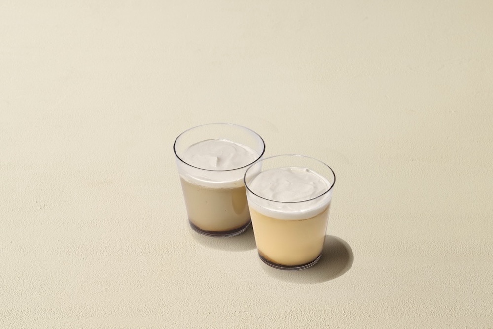 左から「KNOWSコーヒープリン」税込み560円、「ハワイアンソルトキャラメルプリン」税込み490円