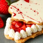 「パティスリー ノックノック(Patisserie KNOCK KNOCK)」にて販売される「苺のフレッシュバターサンド~ミルフィーユ仕立て~」1個・税込み1,301円