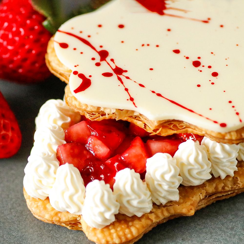 「パティスリー ノックノック（Patisserie KNOCK KNOCK）」にて販売される「苺のフレッシュバターサンド～ミルフィーユ仕立て～」1個・税込み1,301円