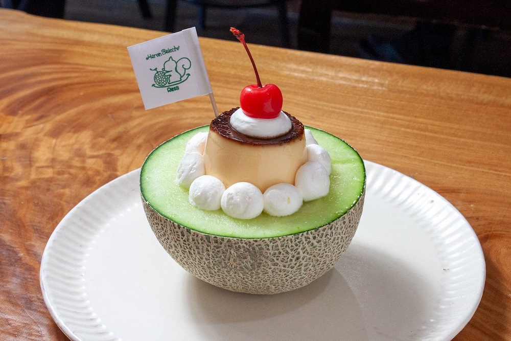 6月1日〜6月21日に販売される「Re:s cafebar ＆ sweets リスカフェ」の「茨城県産イバラキングプリンパフェ」税込み2,100円