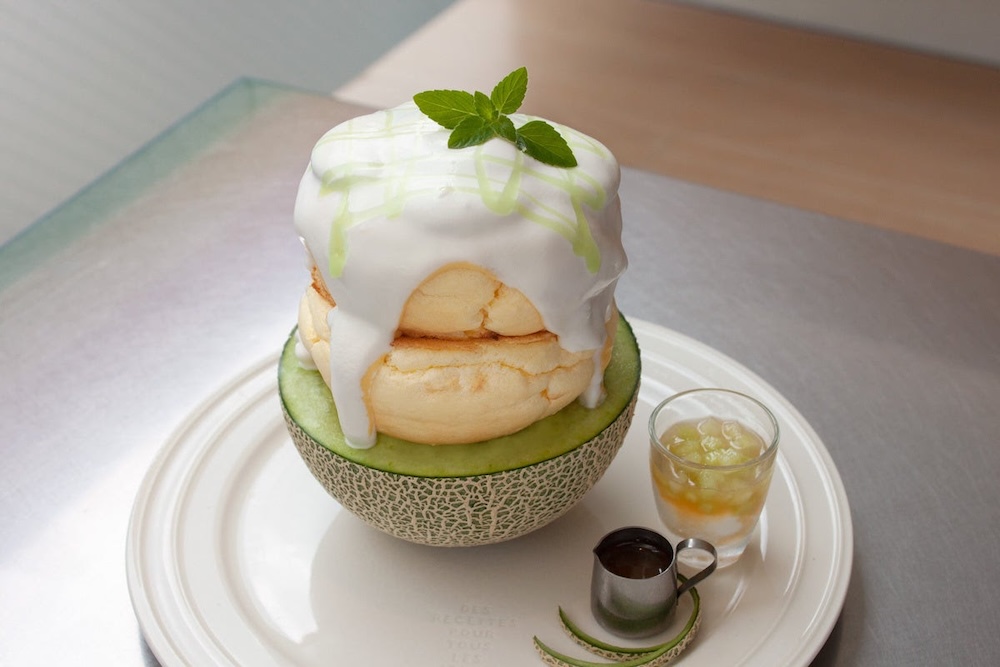 6月1日〜6月21日に販売される「レインボーパンケーキ」の「茨城県産イバラキング 王様のパンケーキ」税込み2,350円
