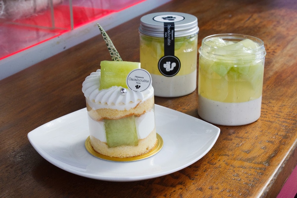 左から、6月1日〜6月21日に販売される「Patisserie Cacahouete Paris」の「茨城県産イバラキングメロン王様ショートケーキ」税込み750円、「茨城県産イバラキングメロンカップケーキパフェ 」税込み790円
