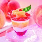 7月1日〜7月26日に販売される「山梨県産完熟桃のフルーツパフェ」税込み507円
