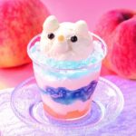 7月1日〜9月17日に販売される「ひょっこりしろくまの白桃ソーダゼリー」税込み410円