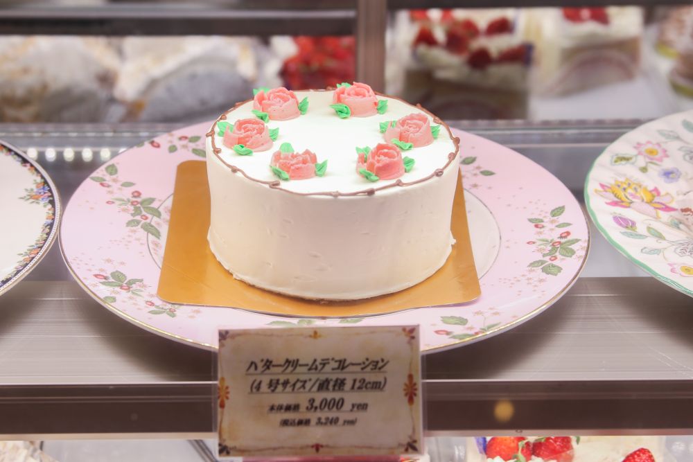 「バナナケーキ」と並ぶ人気商品「バタークリームデコレーション」ホール・税込み3,240円