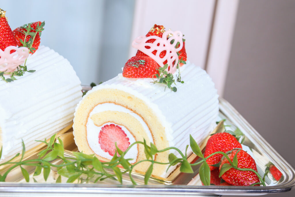 2027年1月下旬～3月15日に販売される「プレミアム クイーン ロールケーキ」イメージ