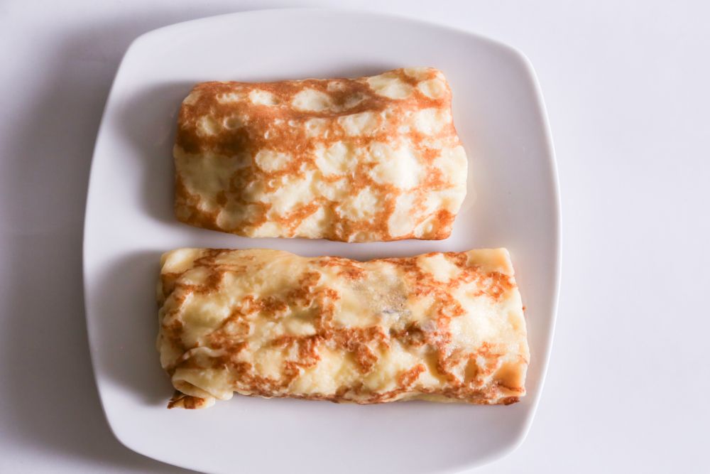 上から「もちもち食感のクレープ 白桃とヨーグルトムース」、「もちもち食感の大きなクレープ 塩キャラメルムース」イメージ