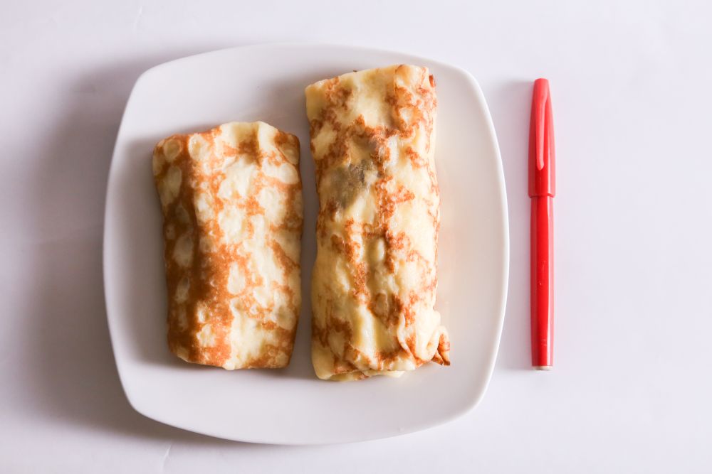 左から「もちもち食感のクレープ 白桃とヨーグルトムース」、「もちもち食感の大きなクレープ 塩キャラメルムース」イメージ