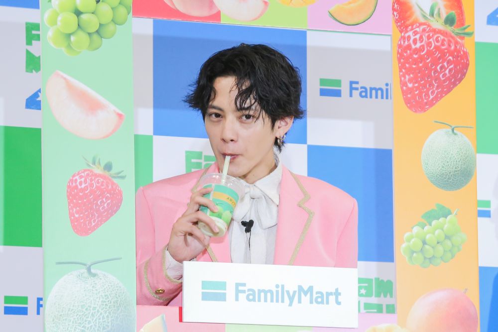 「フラッペ キメ顔10秒チャレンジ」をしているケンケンさん