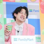 「フラッペ キメ顔10秒チャレンジ」をしているケンケンさん