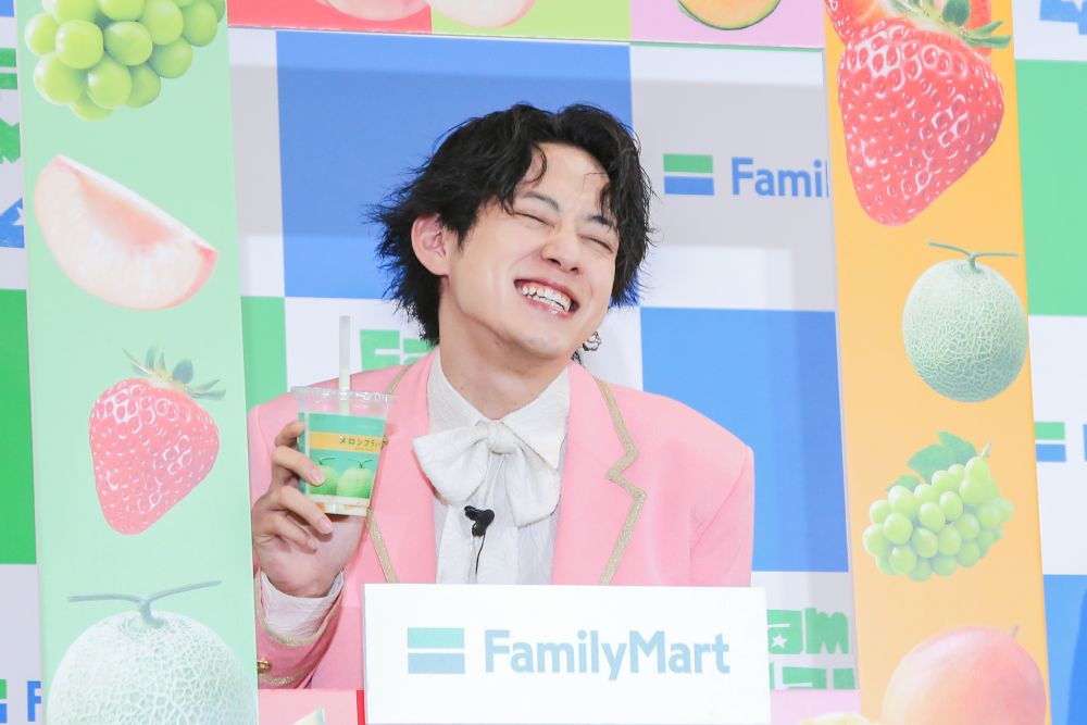 「フラッペ キメ顔10秒チャレンジ」をしているケンケンさん